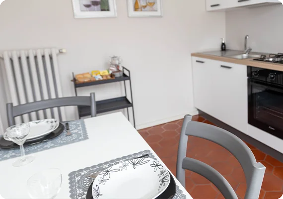 Cucina con tavolo